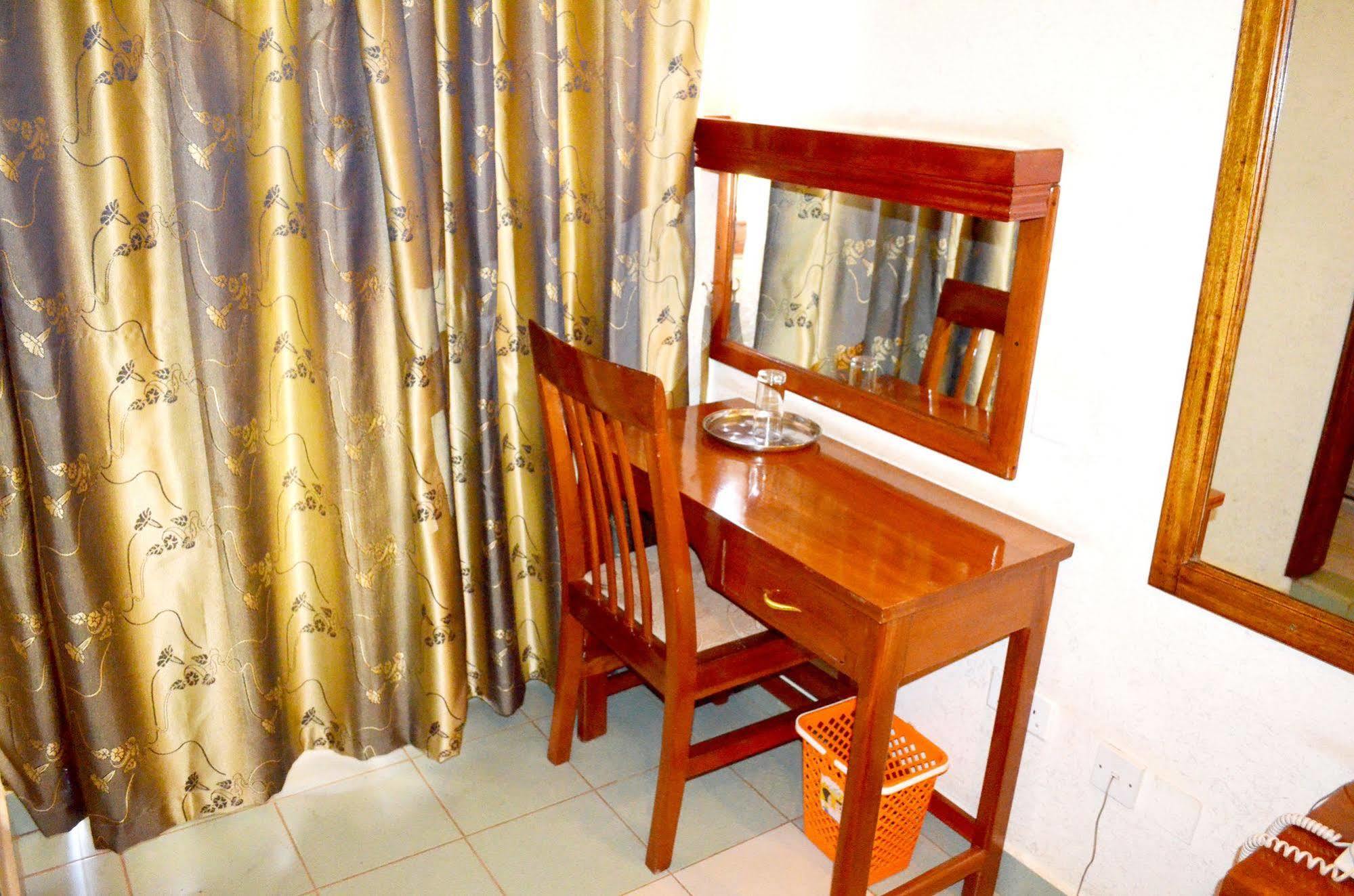 Areba Hotel Entebbe Ngoại thất bức ảnh